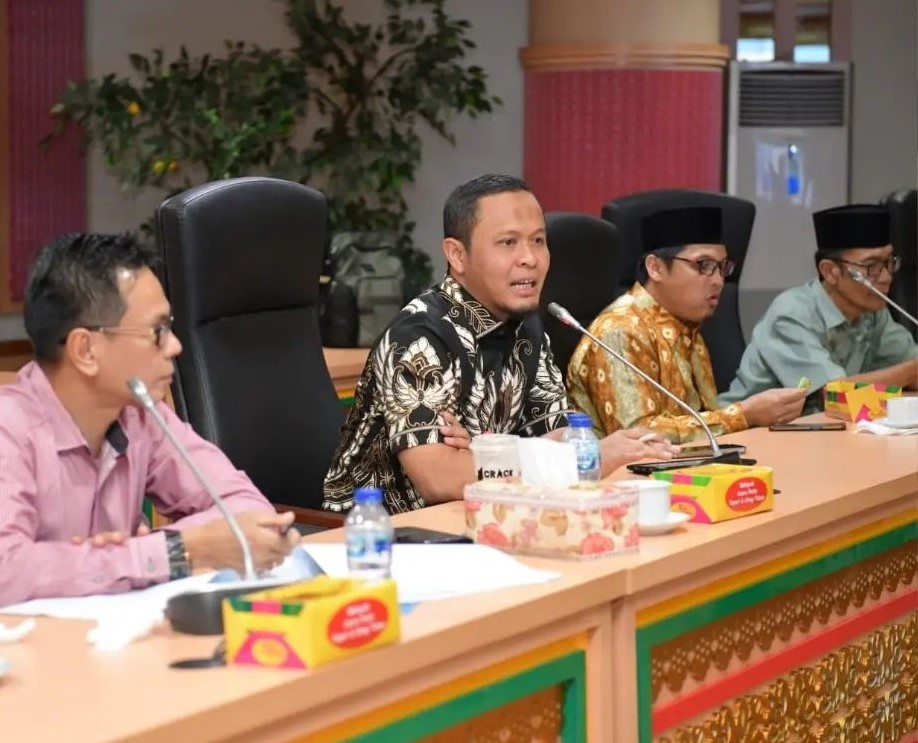 Wakil Ketua DPRD Riau, Agung Nugroho bersama ketua dan sekretaris masjid dan musala se-Pekanbaru (foto/ist)